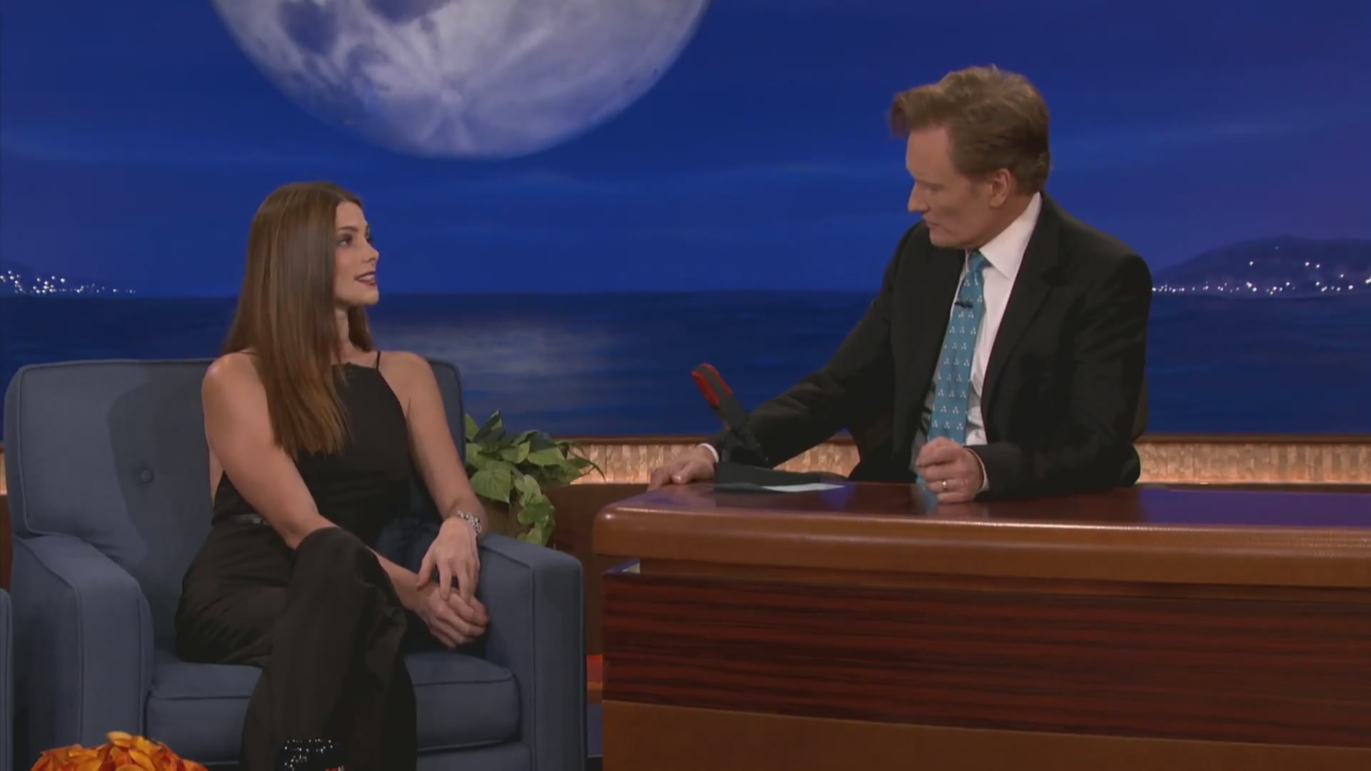 Ashley-Greene-dot-nl_2012Conan0230.jpg
