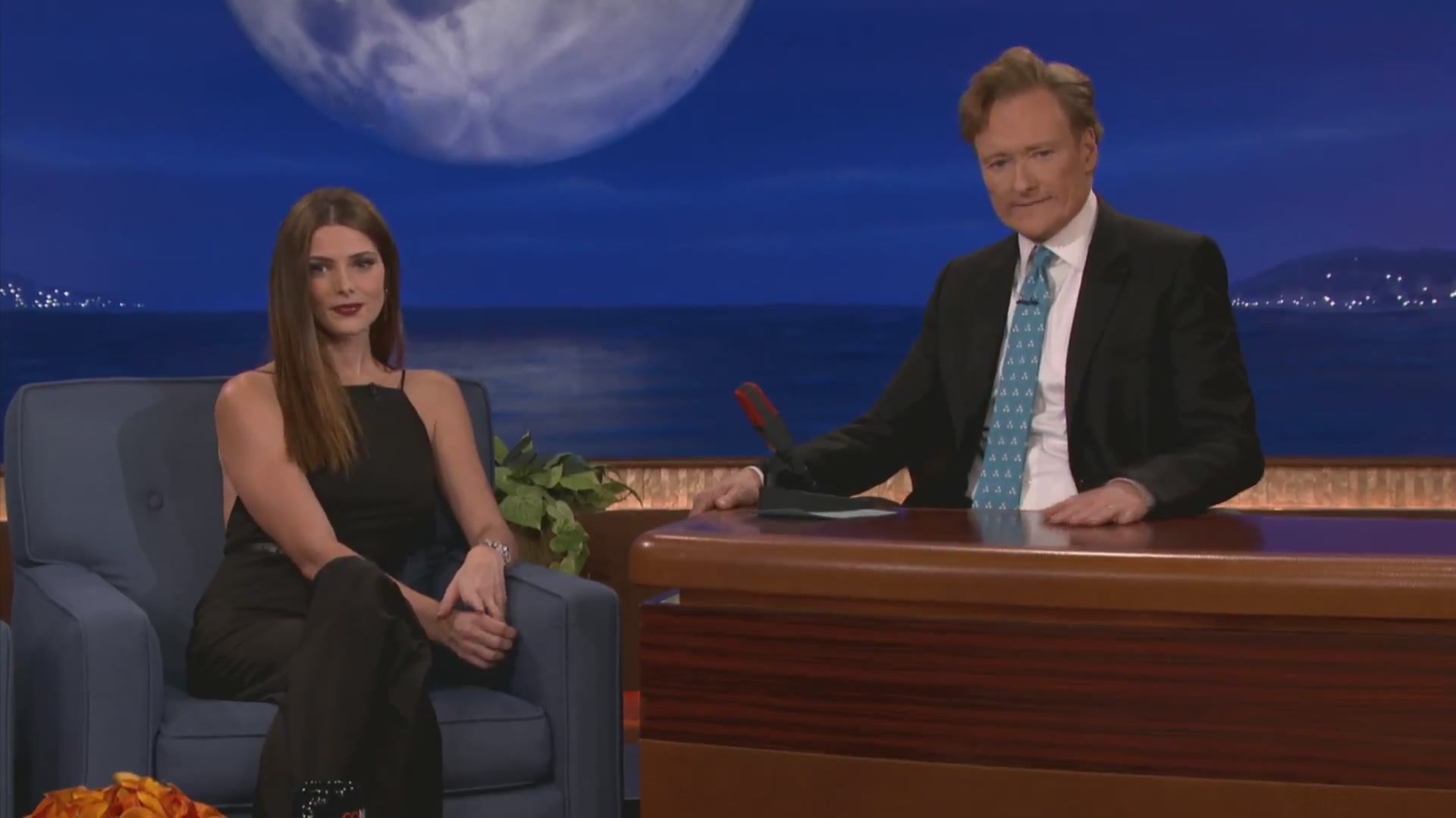 Ashley-Greene-dot-nl_2012Conan0232.jpg