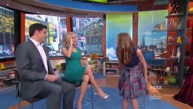 Ashley-Greene-dot-nl_2012GoodAfternoonAmerica0010.jpg