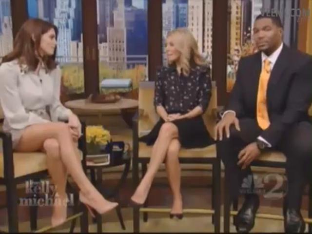 Ashley-Greene-dot-nl-15November2012LiveWithKellyAndMicheal0326.jpg