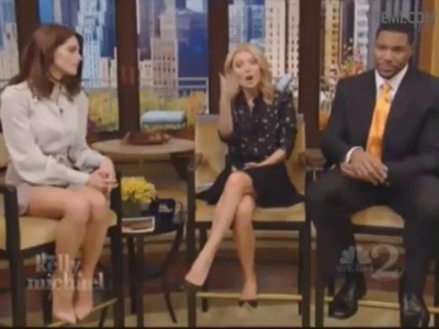 Ashley-Greene-dot-nl-15November2012LiveWithKellyAndMicheal0332.jpg