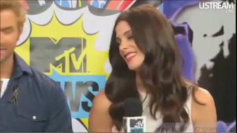 Ashley-Greene-dot-nl_2012MTVInterviewAtComicCon0106.jpg