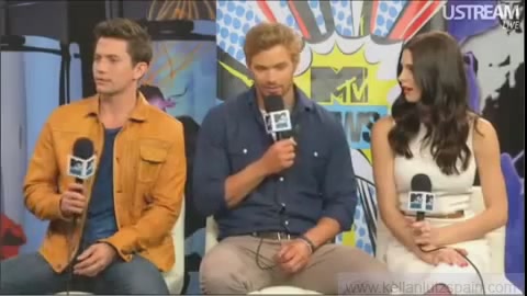 Ashley-Greene-dot-nl_2012MTVInterviewAtComicCon0373.jpg