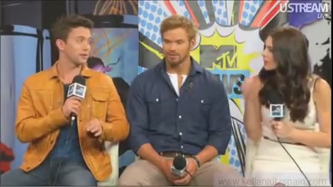 Ashley-Greene-dot-nl_2012MTVInterviewAtComicCon0539.jpg