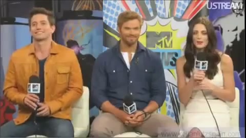 Ashley-Greene-dot-nl_2012MTVInterviewAtComicCon0816.jpg