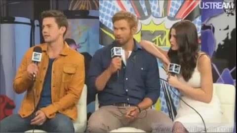 Ashley-Greene-dot-nl_2012MTVInterviewAtComicCon0822.jpg