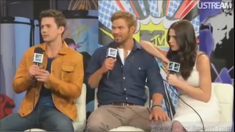 Ashley-Greene-dot-nl_2012MTVInterviewAtComicCon0823.jpg