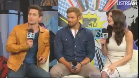 Ashley-Greene-dot-nl_2012MTVInterviewAtComicCon0900.jpg