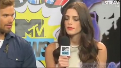 Ashley-Greene-dot-nl_2012MTVInterviewAtComicCon0102.jpg