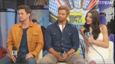 Ashley-Greene-dot-nl_2012MTVInterviewAtComicCon0728.jpg