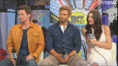 Ashley-Greene-dot-nl_2012MTVInterviewAtComicCon0729.jpg