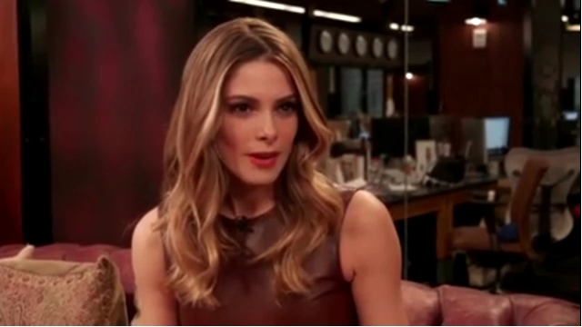Ashley-Greene-dot_nl-6april2016HuffPostLive0047.jpg