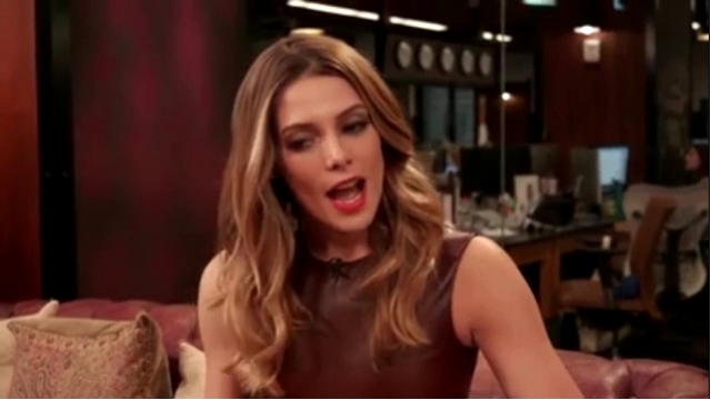 Ashley-Greene-dot_nl-6april2016HuffPostLive0073.jpg