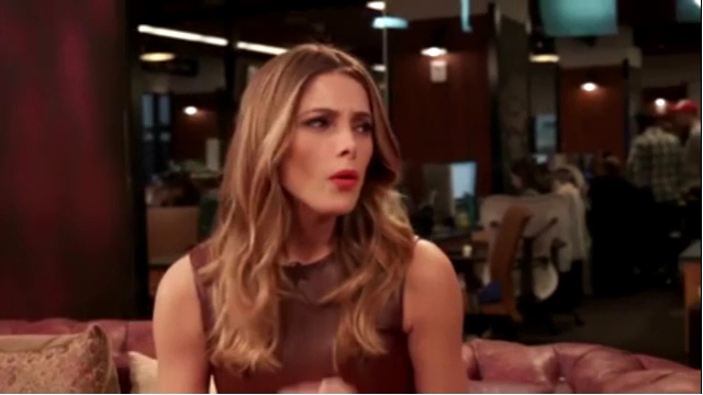 Ashley-Greene-dot_nl-6april2016HuffPostLive0086.jpg