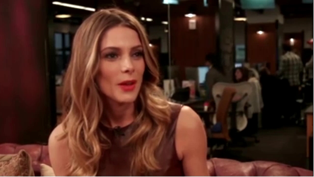 Ashley-Greene-dot_nl-6april2016HuffPostLive0116.jpg