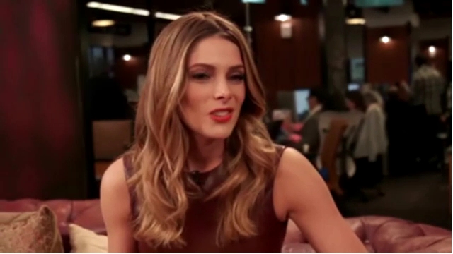 Ashley-Greene-dot_nl-6april2016HuffPostLive0125.jpg