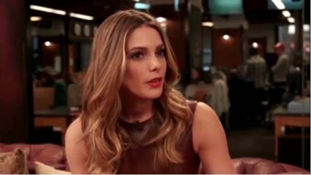 Ashley-Greene-dot_nl-6april2016HuffPostLive0159.jpg