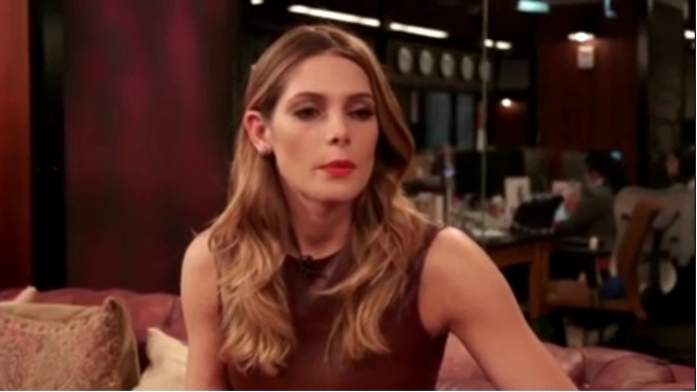 Ashley-Greene-dot_nl-6april2016HuffPostLive0355.jpg