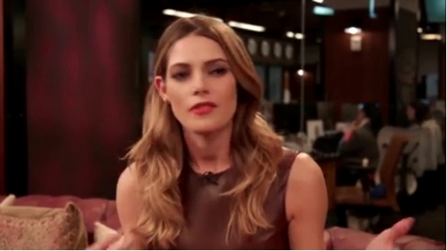 Ashley-Greene-dot_nl-6april2016HuffPostLive0370.jpg