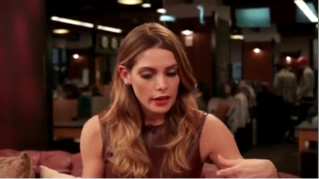 Ashley-Greene-dot_nl-6april2016HuffPostLive0372.jpg
