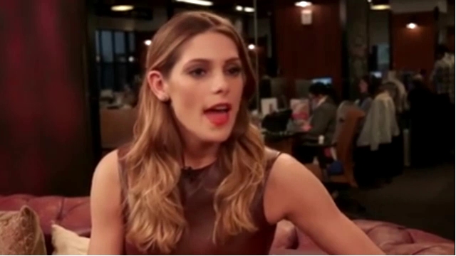 Ashley-Greene-dot_nl-6april2016HuffPostLive0421.jpg