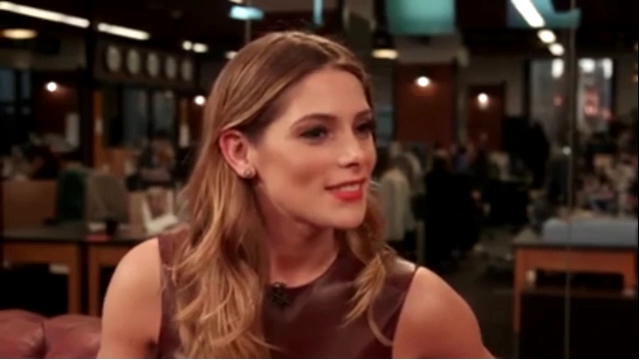Ashley-Greene-dot_nl-6april2016HuffPostLive0616.jpg