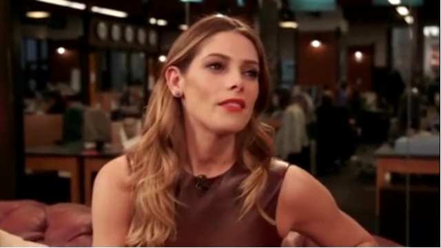 Ashley-Greene-dot_nl-6april2016HuffPostLive0619.jpg