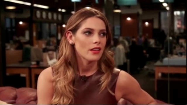 Ashley-Greene-dot_nl-6april2016HuffPostLive0621.jpg
