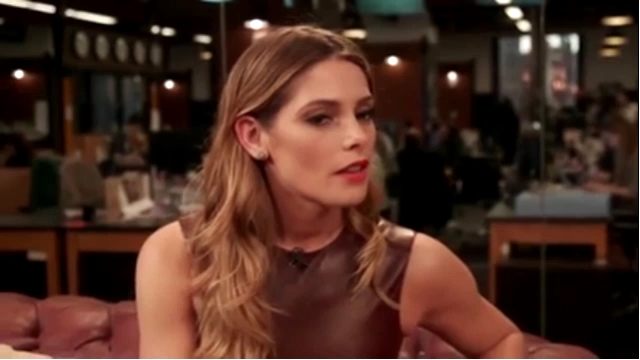 Ashley-Greene-dot_nl-6april2016HuffPostLive0628.jpg