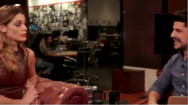 Ashley-Greene-dot_nl-6april2016HuffPostLive0642.jpg