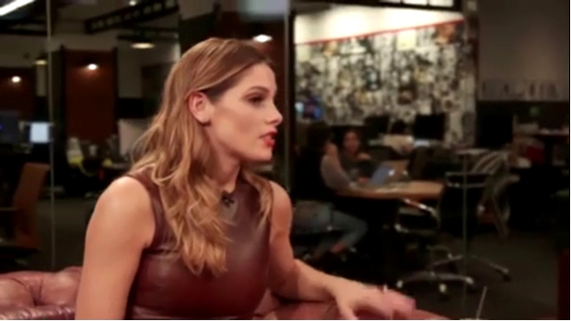 Ashley-Greene-dot_nl-6april2016HuffPostLive0645.jpg