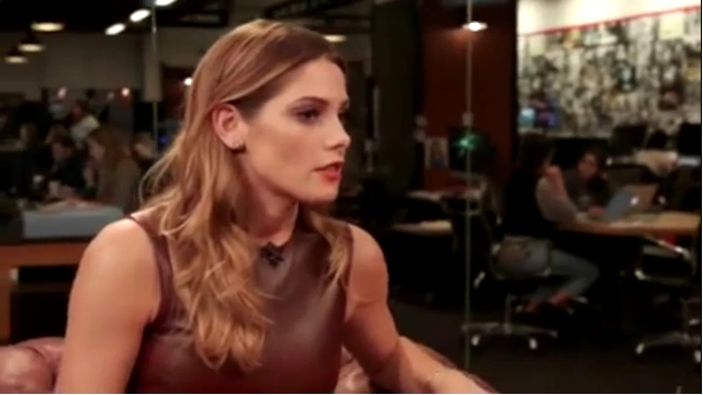 Ashley-Greene-dot_nl-6april2016HuffPostLive0646.jpg