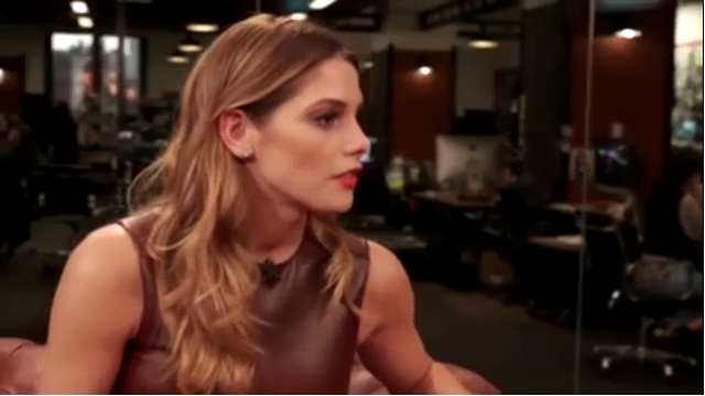 Ashley-Greene-dot_nl-6april2016HuffPostLive0647.jpg