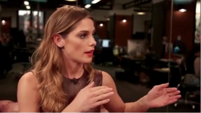 Ashley-Greene-dot_nl-6april2016HuffPostLive0658.jpg