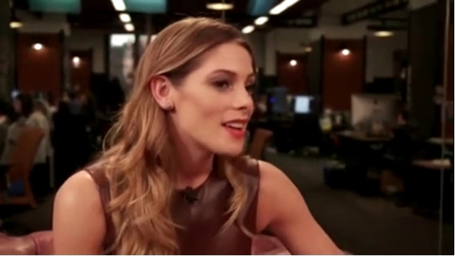 Ashley-Greene-dot_nl-6april2016HuffPostLive0675.jpg
