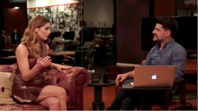 Ashley-Greene-dot_nl-6april2016HuffPostLive0721.jpg