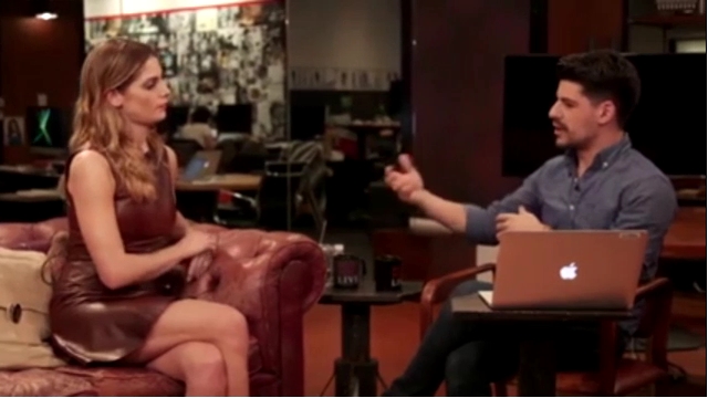 Ashley-Greene-dot_nl-6april2016HuffPostLive0729.jpg