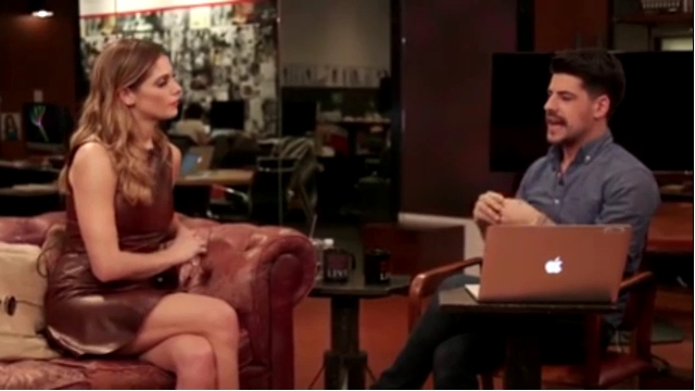 Ashley-Greene-dot_nl-6april2016HuffPostLive0730.jpg