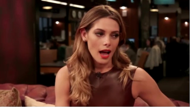 Ashley-Greene-dot_nl-6april2016HuffPostLive0783.jpg
