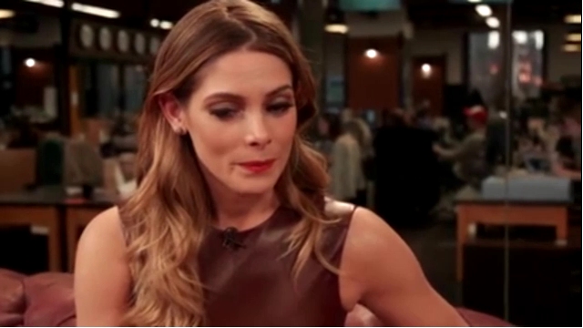 Ashley-Greene-dot_nl-6april2016HuffPostLive0788.jpg