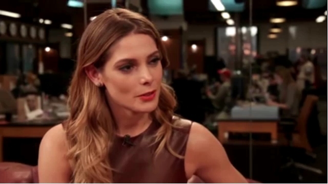 Ashley-Greene-dot_nl-6april2016HuffPostLive0791.jpg