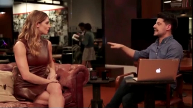 Ashley-Greene-dot_nl-6april2016HuffPostLive0840.jpg