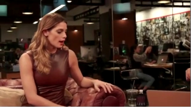 Ashley-Greene-dot_nl-6april2016HuffPostLive0874.jpg