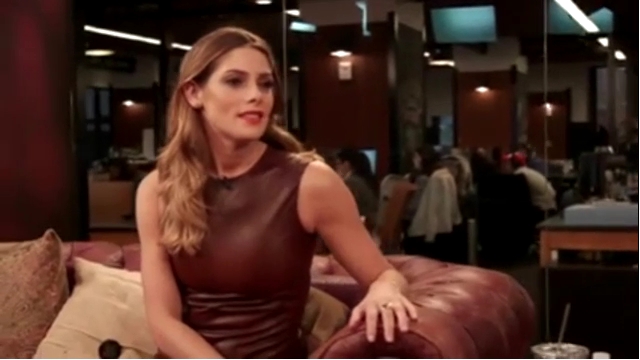 Ashley-Greene-dot_nl-6april2016HuffPostLive0879.jpg