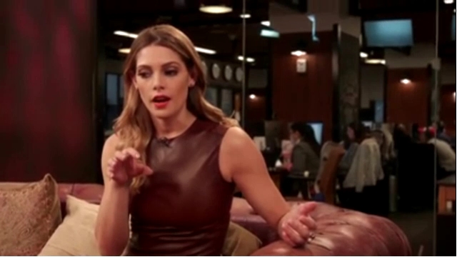 Ashley-Greene-dot_nl-6april2016HuffPostLive0886.jpg