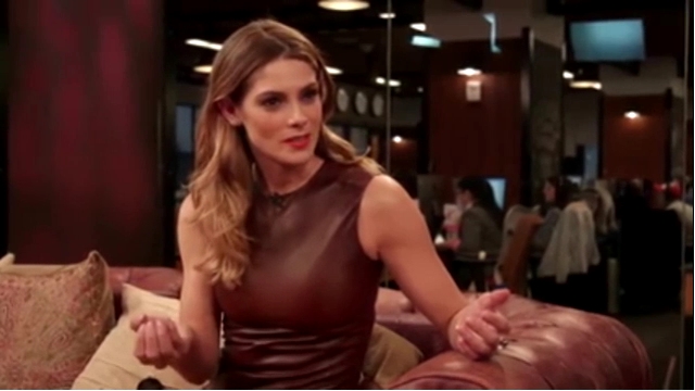 Ashley-Greene-dot_nl-6april2016HuffPostLive0889.jpg