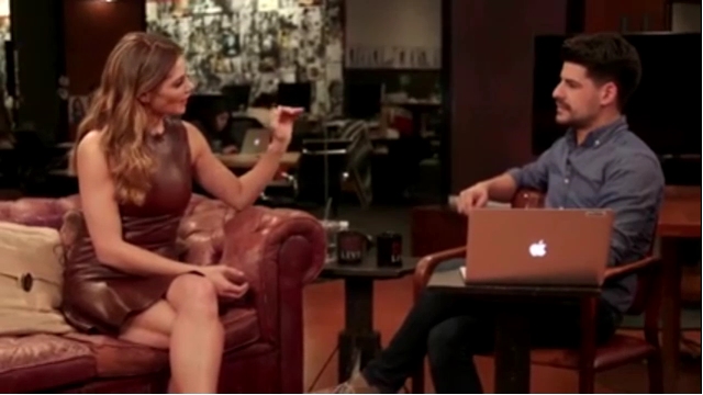 Ashley-Greene-dot_nl-6april2016HuffPostLive0951.jpg