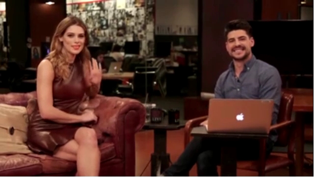 Ashley-Greene-dot_nl-6april2016HuffPostLive0978.jpg