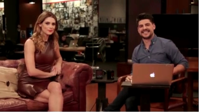 Ashley-Greene-dot_nl-6april2016HuffPostLive0979.jpg