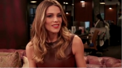 Ashley-Greene-dot_nl-6april2016HuffPostLive0113.jpg